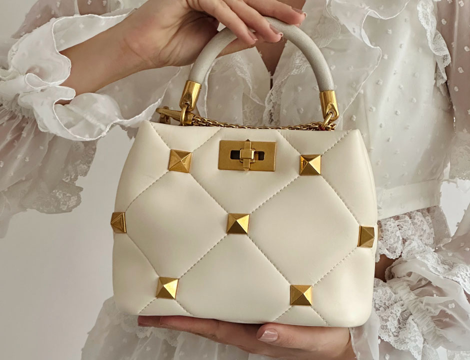 Foto de bolsa da marca Valentino com tachas douradas.