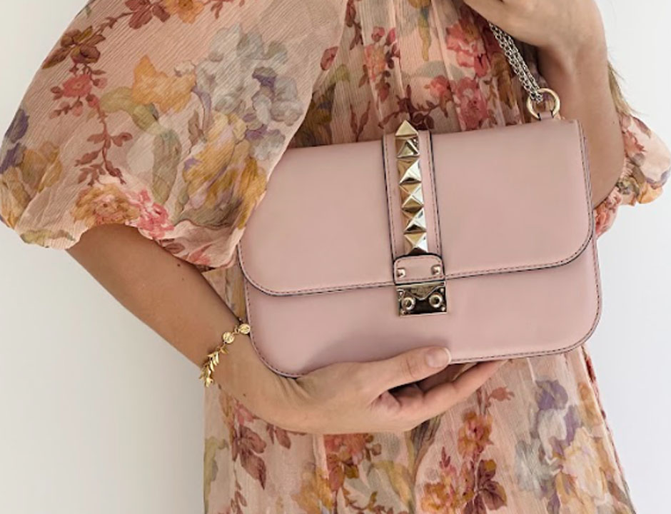Foto de bolsa Valentino que combina com festas de fim de ano como Ano Novo e Réveillon e Natal.
