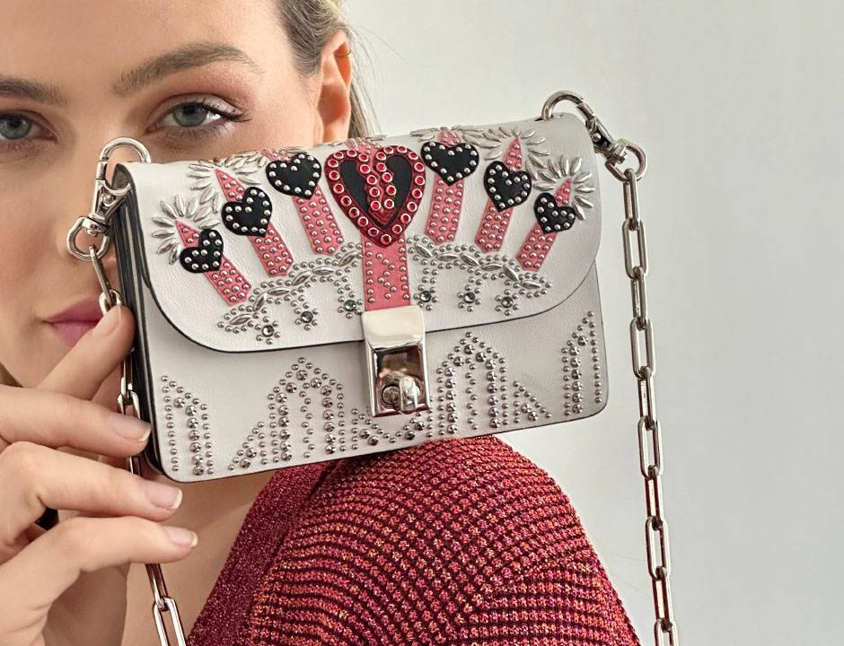 Foto de modelo de bols Valentino para o Ano Novo: modelo branco com brilho e bordado de pedras perfeitos para réveillon.