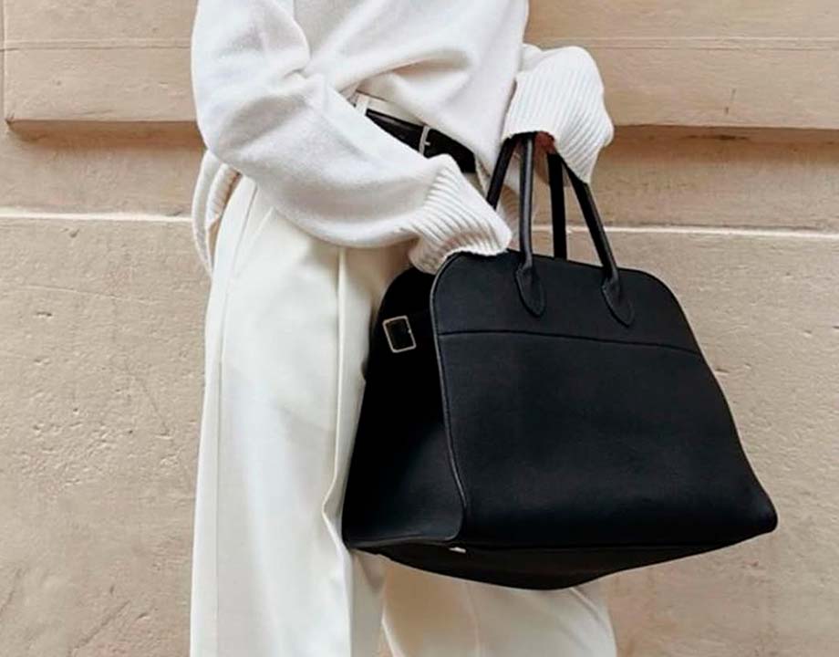 Foto da bolsa de luxo discreta da The Row, modelo Margaux.