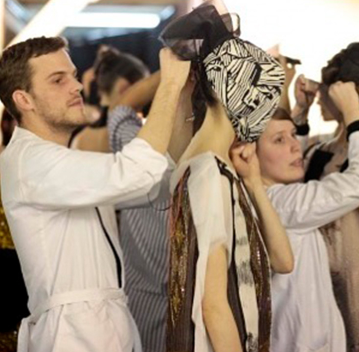 Foto de Mattieu Blazy, o novo estilista da Chanel em sua passagem pela marca Margiela.