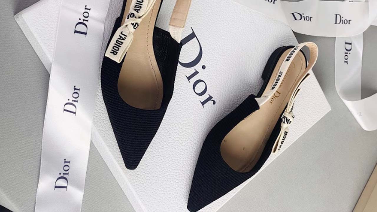 Foto de slingback da Dior uma das marcas de sapatos de luxo mais fáceis de revender em brechós como o Etiqueta Única.
