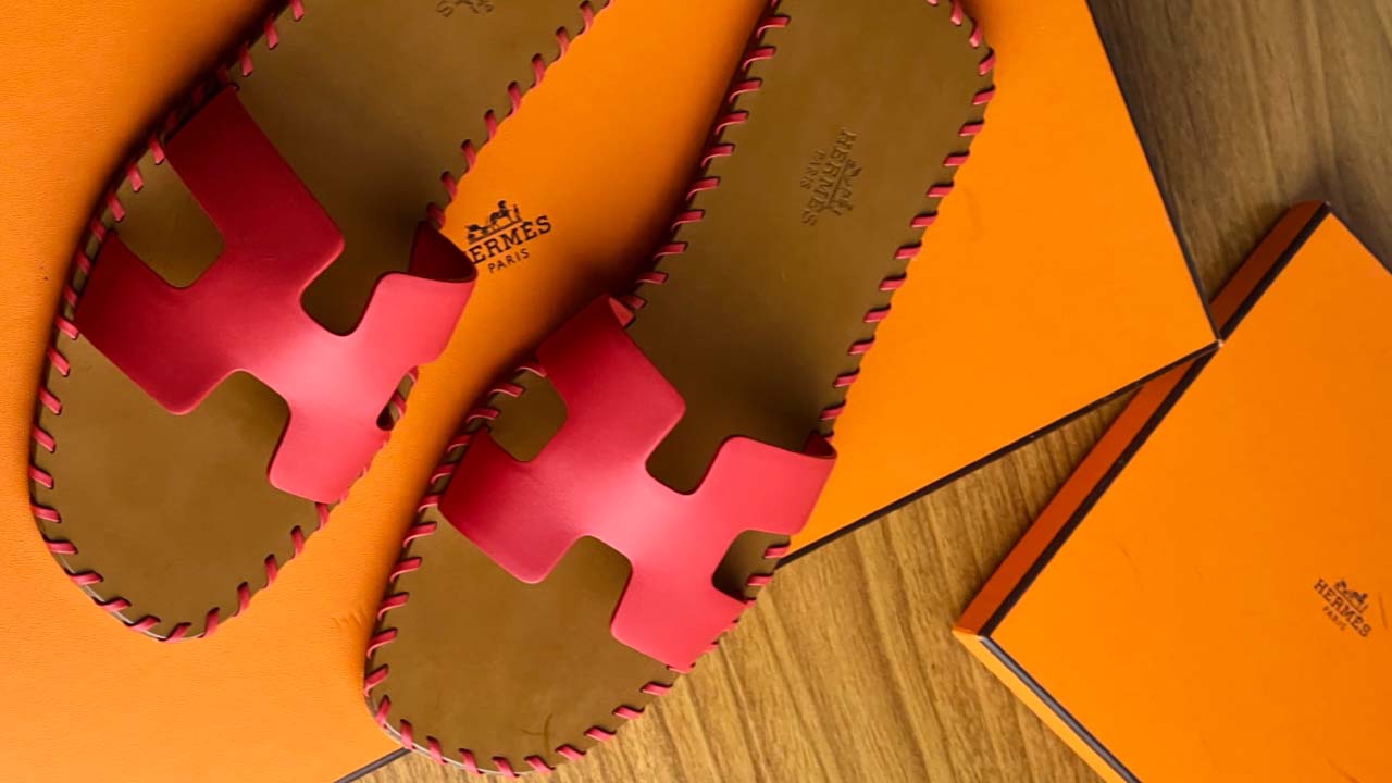 Foto de rasteira  oran da Hermès uma das marcas de sapatos de luxo mais fáceis de revender em brechós como o Etiqueta Única.
