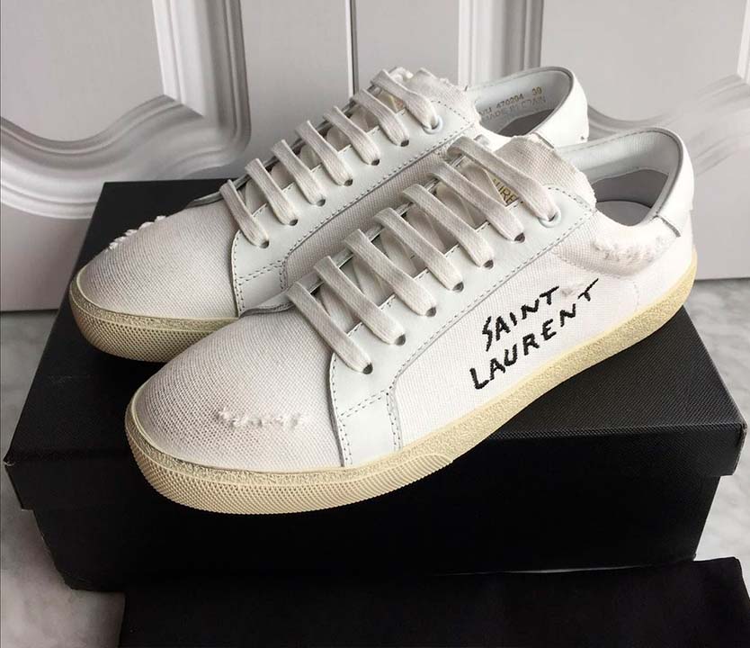 Foto de tênis masculina da marca de luxo saint laurent que combina com verão.