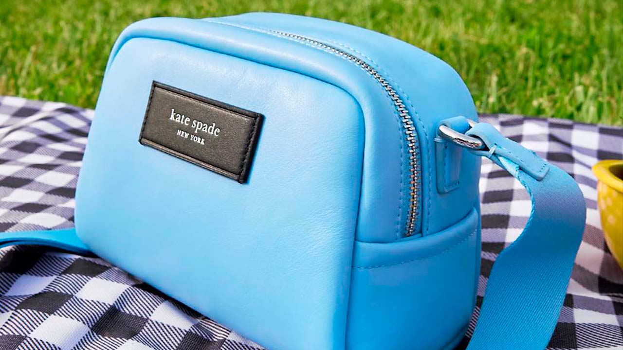 A Kate Spade conquistou espaço com bolsas femininas que unem cor, praticidade e design.