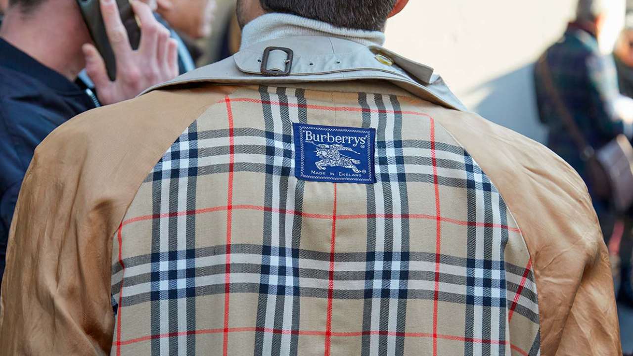 Burberry, a marca britânica de luxo fundada em 1856 por Thomas Burberry, conhecida pelo trench coat e pelo xadrez icônico