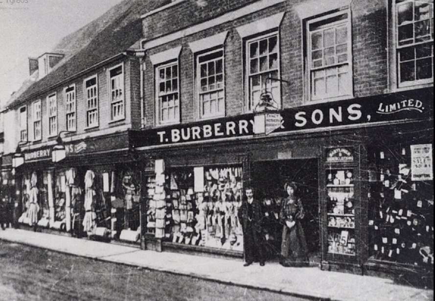 Fachada histórica da primeira loja Burberry em Basingstoke, Inglaterra, fundada por Thomas Burberry em 1856
