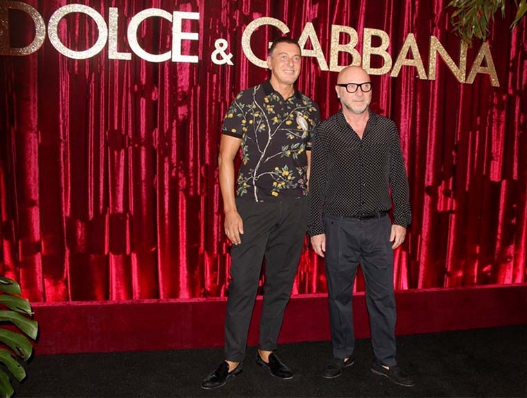 Foto dos estilistas Domenico Dolce e Stefano Gabbana que dão origem ao nome da marca Dolce e Gabbana.