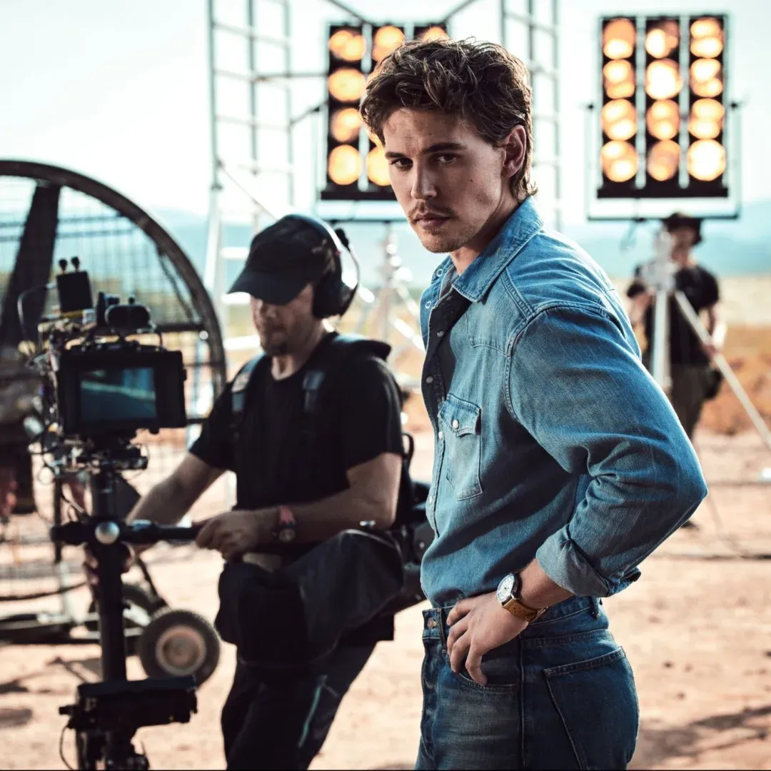 Foto de Austin Butler, o astro do filme Elvis, o  Novo Embaixador da Breitling.