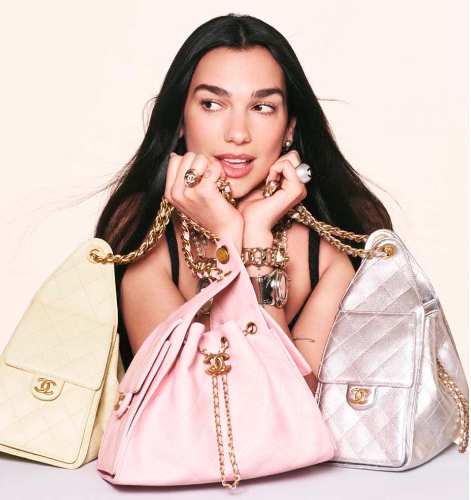 Foto da cantora Dua Lipa embaixadora da Bolsa Chanel 25.