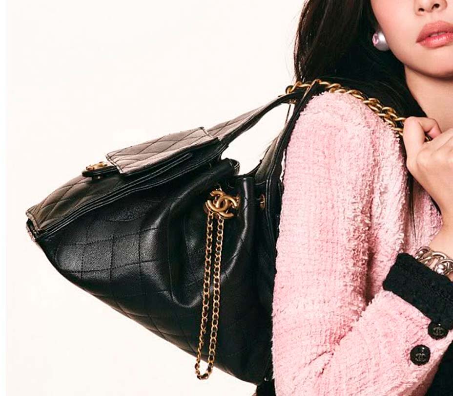 Foto da nova bolsa chanel 25 em couro preto.