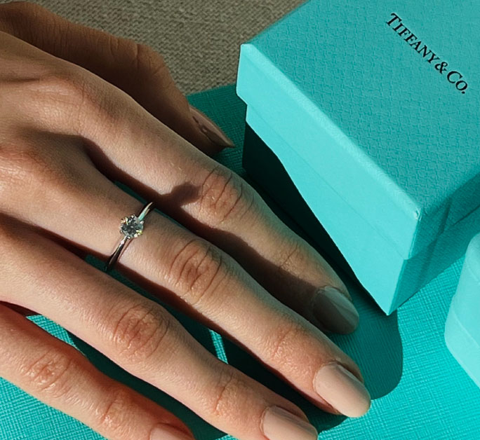 Foto de anel de diamante para identifcar  joias tiffany verdadeiras.