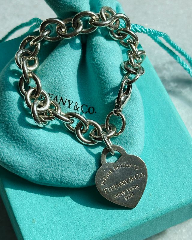 Pulseira Tiffany & Co Heart Tag Charm. Clique na imagem e confira mais peças da marca!
