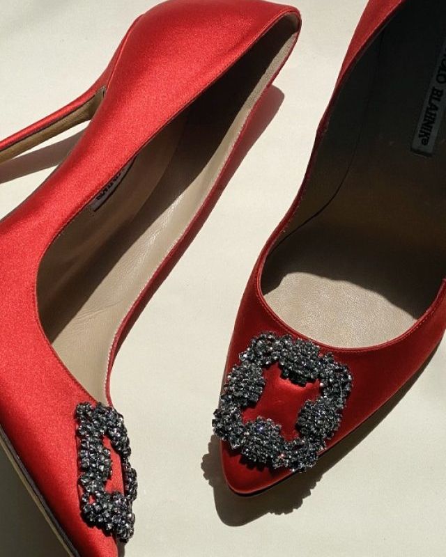 Sapato Manolo Blahnik Hangisi. Clique na imagem e confira peças similares!