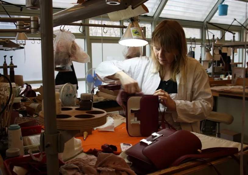 Foto de um dos atelies na Europa onde são produzidas bolsas Hermès.