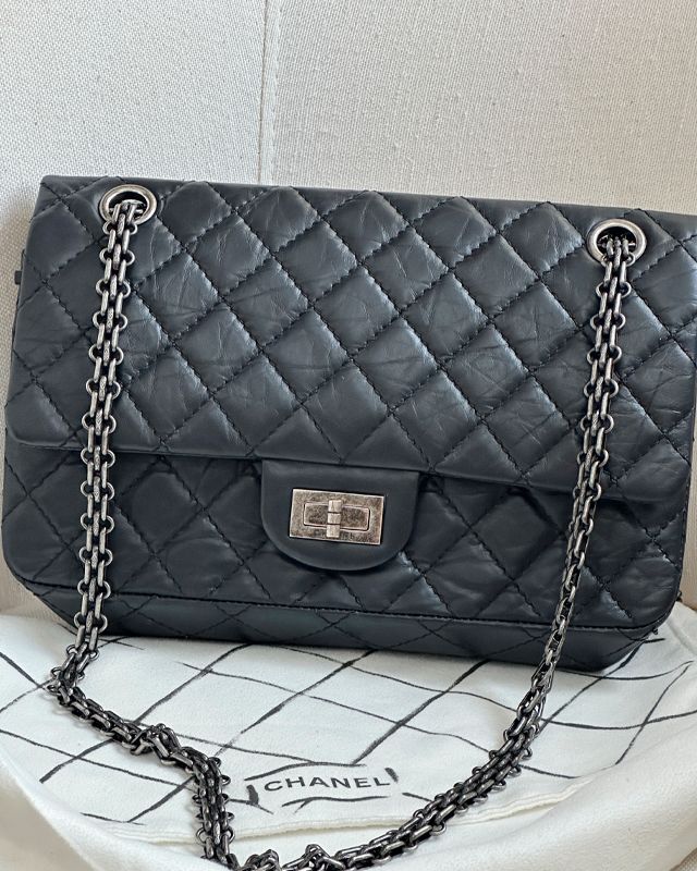 Bolsa Chanel Reissue. Clique na imagem e confira mais modelos da marca!