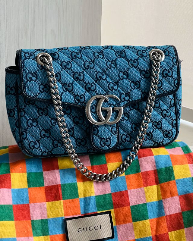 Foto de bolsa Gucci maximalista modelo marmont com monograma GG.