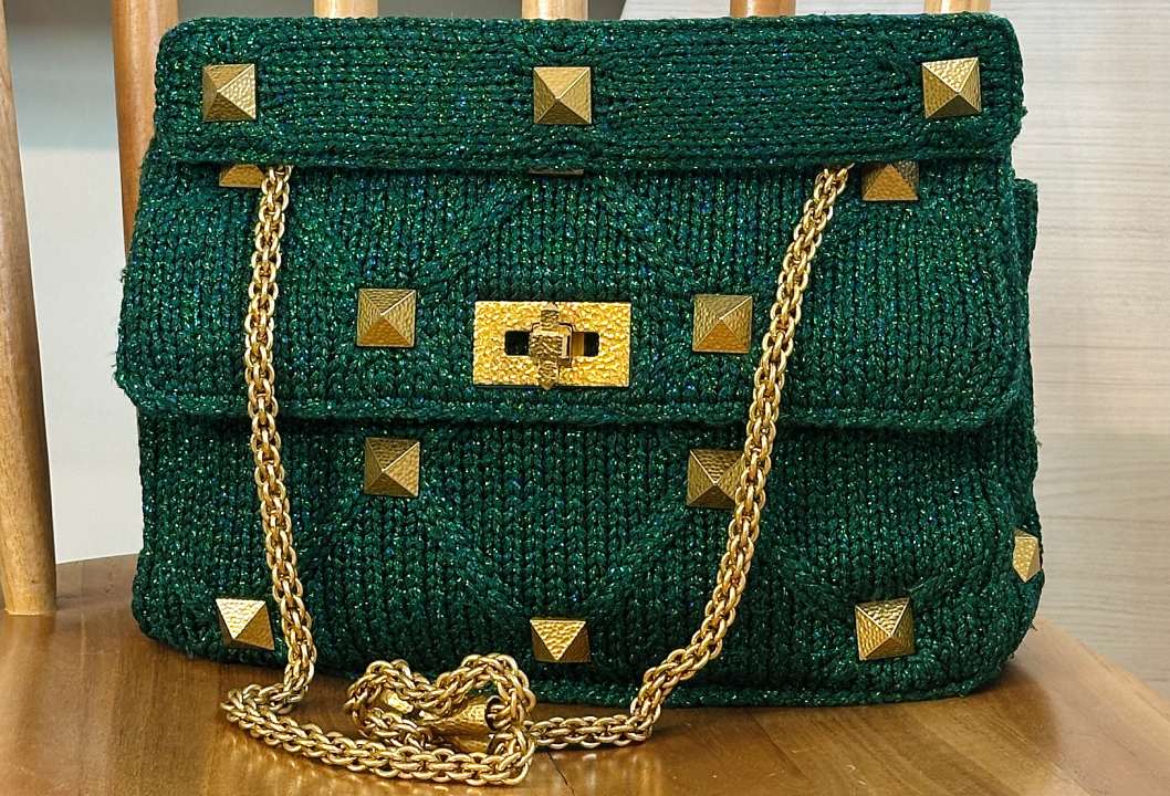 Bolsa Valentino Garavani Rockstud original em couro com tachas 
metálicas em forma de pirâmide — ícone da linha de acessórios da 
maison italiana de luxo