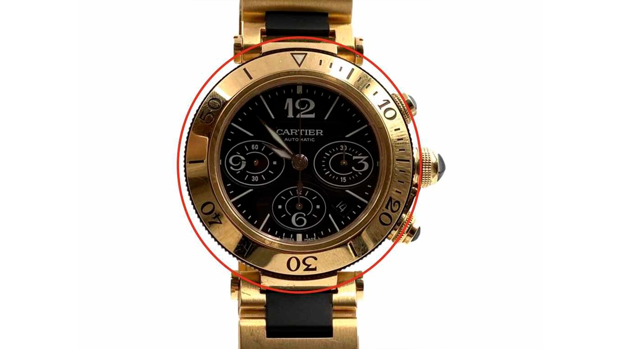 Mostradores de relógios autênticos Cartier possuem vidros à prova de riscos. Clique na imagem e confira mais modelos da marca! 