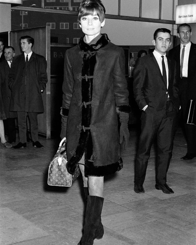 Audrey Hepburn com sua Louis Vuitton Speedy. (Foto: Reprodução/Vogue.com)
