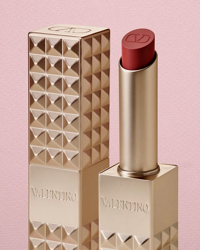 Foto de batom Valentino, uma das marcas de luxo com linha de beleza.