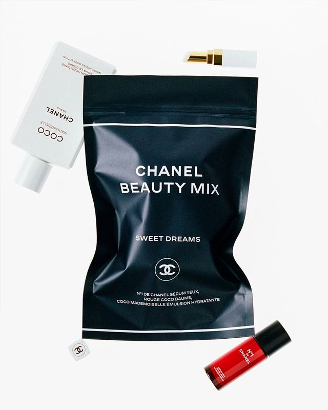 Foto da Chanel Beauty, marca de luxo com linha de beleza.