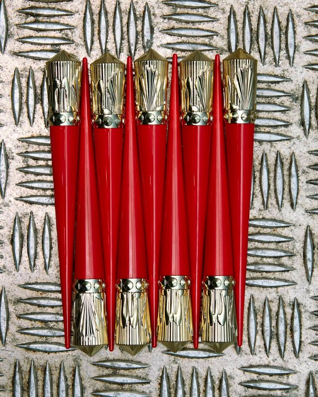 Foto de batons da marca de sapatos de luxo Christian Louboutin que também possui linha de beleza, maquiagem feminina.