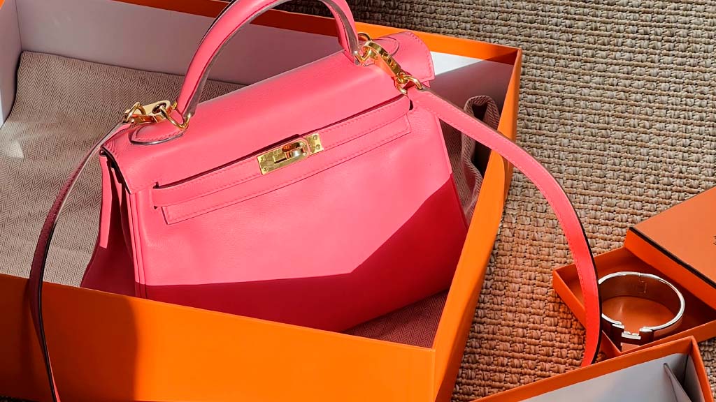 Foto da Bolsa Kelly da empresa de luxo mais valiosa do mundo em 2025, a Hermès. 