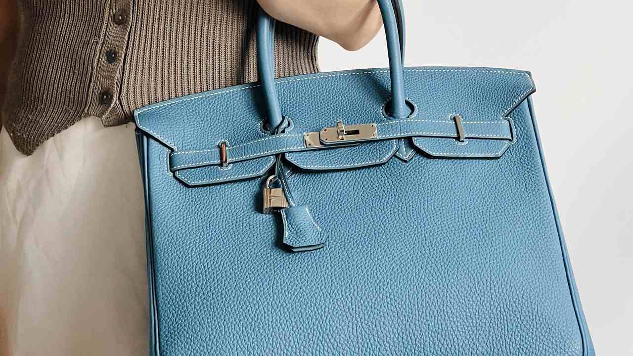 Foto da Bolsa Birkin da empresa de luxo mais valiosa do mundo em 2025, a Hermès. 