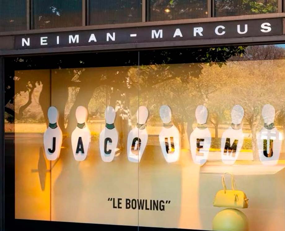 Foto da fachada da pop-up temática da Jacquemus com boliche e nova bolsa  Le Petit Turismo.
