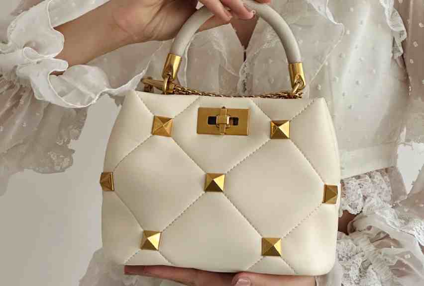 Foto da Roman Stud, uma das bolsas mais elegantes da valentino.