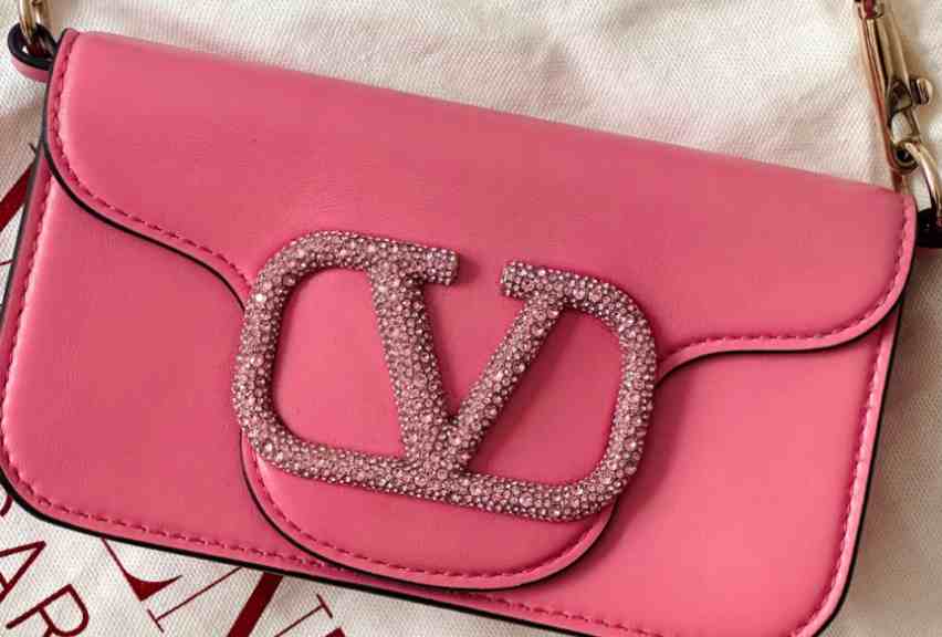Foto da Locò, uma das bolsas mais elegantes da valentino.