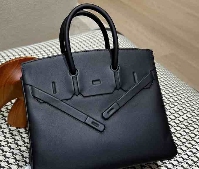 Foto de uma das versões da bolsa birkin da Hermès, a Birkin Shadow.