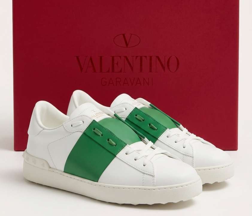 Tênis Valentino Garavani Open em couro branco com logo VLogo — 
modelo icônico da linha de calçados de luxo da Valentino Garavani