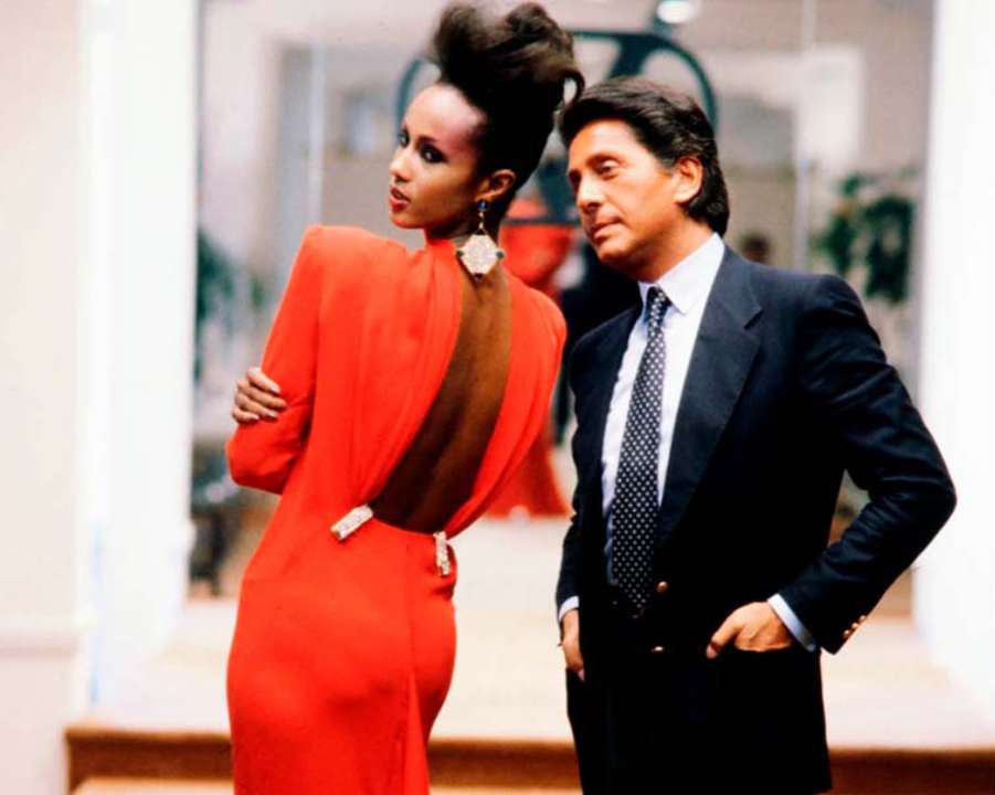 Modelo usando vestido vermelho da linha Valentino na cor icônica 
Valentino Red, criada pelo estilista Valentino Garavani — símbolo 
da maison italiana de luxo