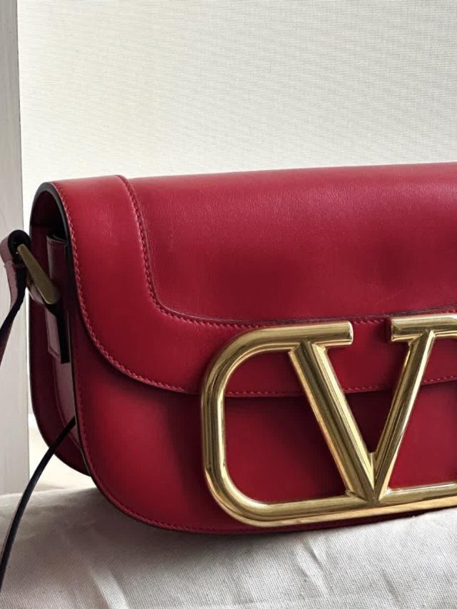 bolsas-de-grifes-famosas-melhores-modelos-para-presentear-e-emocionar-valentino-v-logo-loco