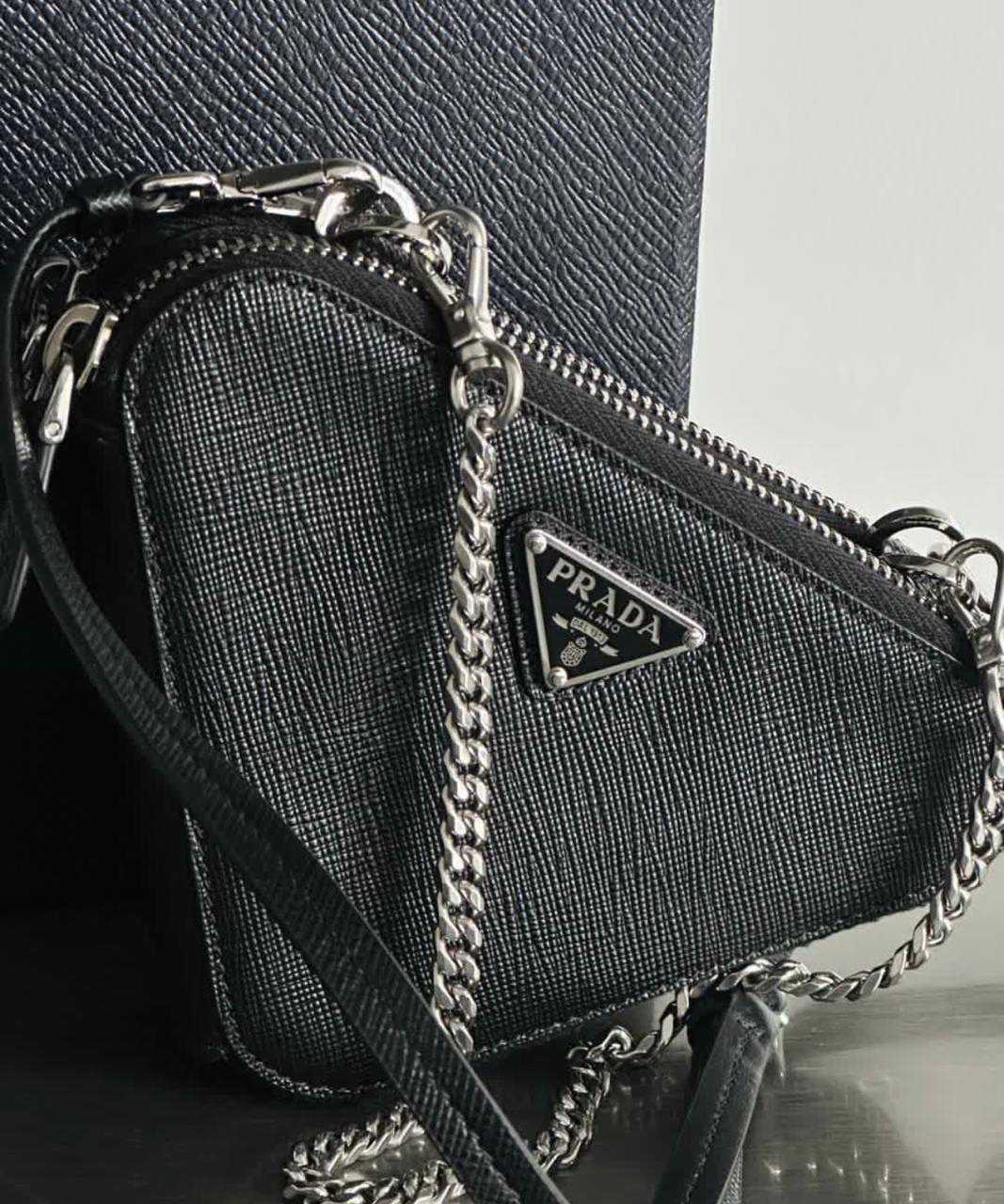 Foto de Bolsa Prada, um dos acessórios  de luxo second hand para o dia dos namorados.