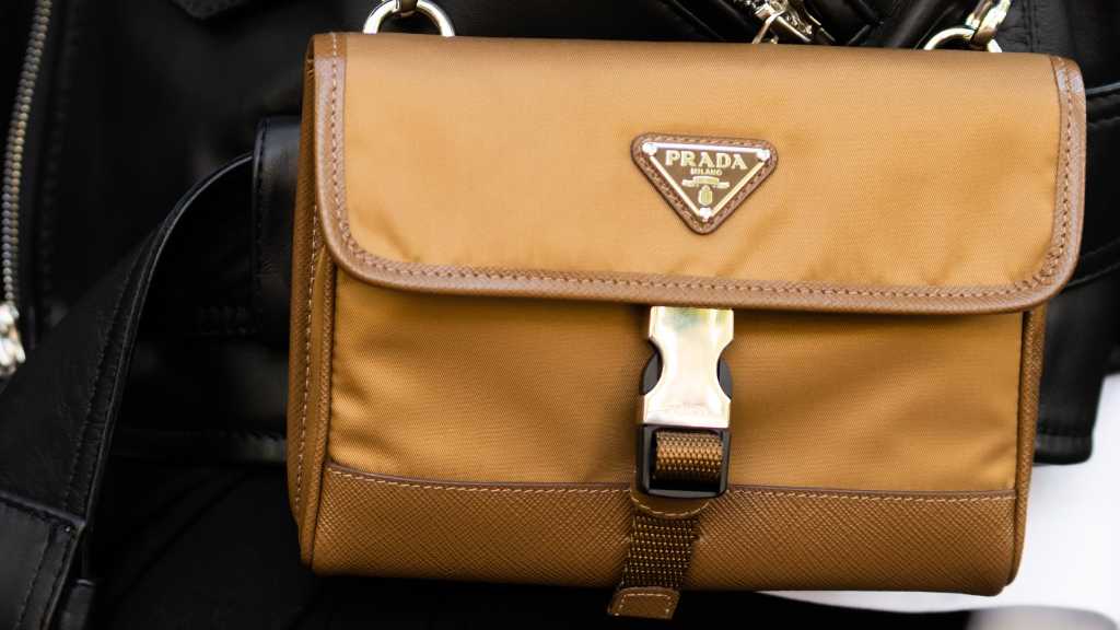 nova-bolsa-prada-mariner-o-modelo-de-nylon-tendencia-no-verao-europeu-em-2025-290525 (4)