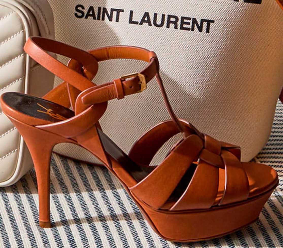 Sandália feminina salto alto e tiras da marca de luxo saint laurent para emocionar no dia dos namorados.