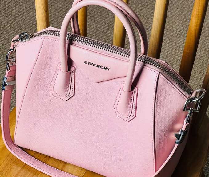 Foto de uma das bolsas givenhcy mais famosas, a Antigona na SUper Sale Mês dos Namorados do Etiqueta unica.