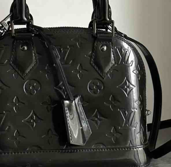Foto de uma bolsa de couro em verniz da Louis Vuitton.