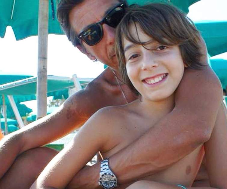 Imagem de Pierpaolo, atual estilista da Balenciaga,  em foto intíma com um dos seus filhos, Pietro. 