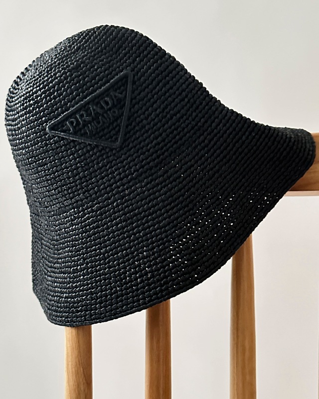 Bucket Hat Prada. Clique na imagem e confira mais modelos da marca!