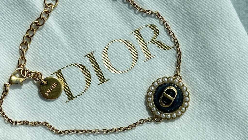 Foto de pulseira Dior como presente de luxo Dia dos Namorados 2026.