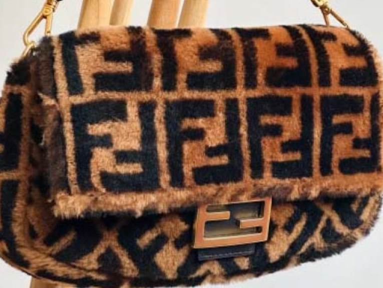 Foto de uma Versão em Pelúcia da Icônica Fendi Baguette. 