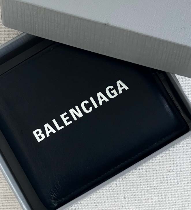 Foto de carteira Balenciaga.