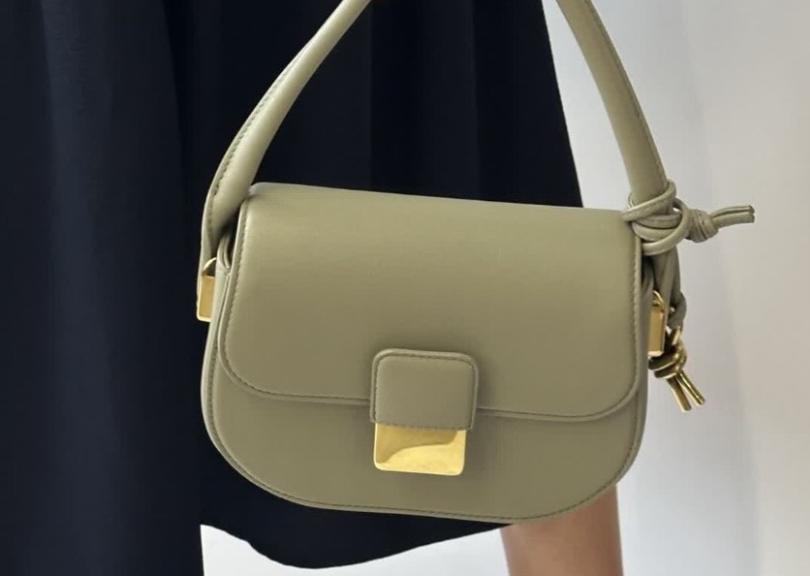 Foto de uma das bolsas bottega veneta mais elegantes para o inverno.