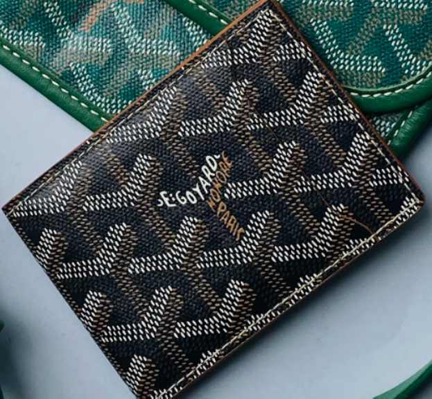 Foto de carteira da marca de luxo Goyard.