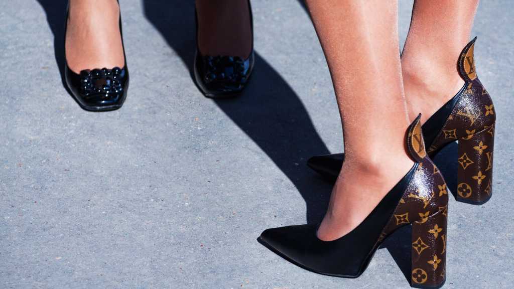 Gala Pump: o scarpin Louis Vuitton mais famoso ganha releitura sofisticada. Descubra a história e outros calçados marcantes da maison.