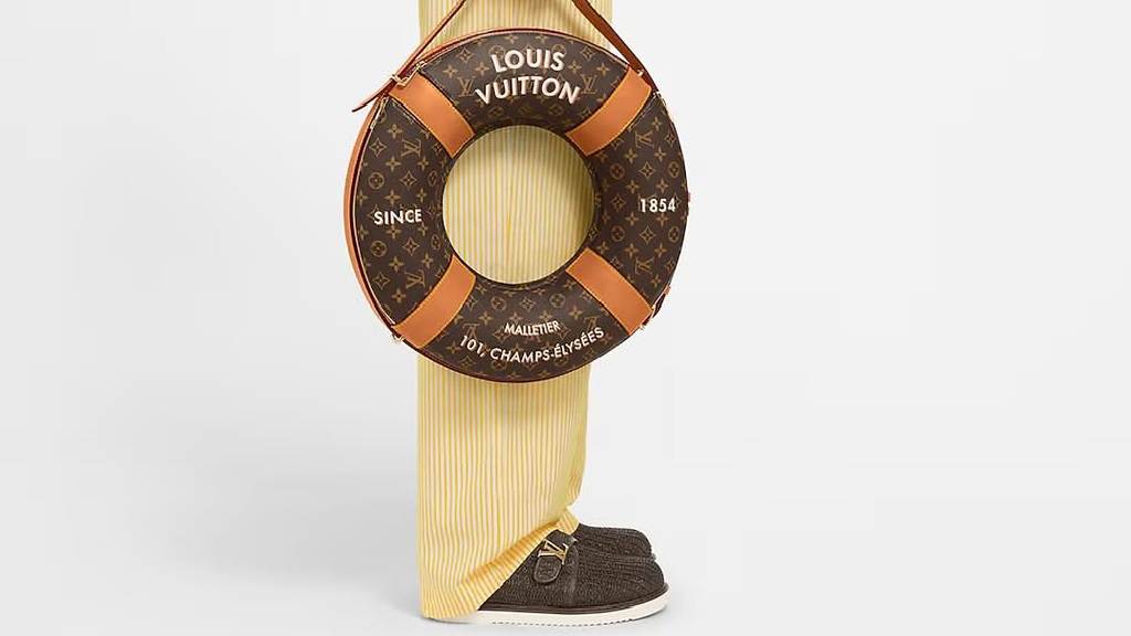 Foto de modelo segurando a nova bolsa masculina da louis vuitton em formato de salva-vida, a Lifebuoy.